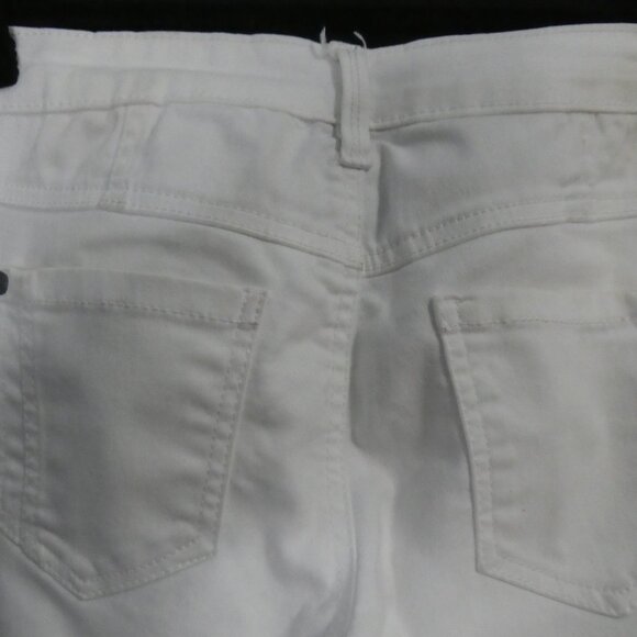 SUKO JEANS | size 4 | Classic White Cropped Capris - Picture 11 of 16